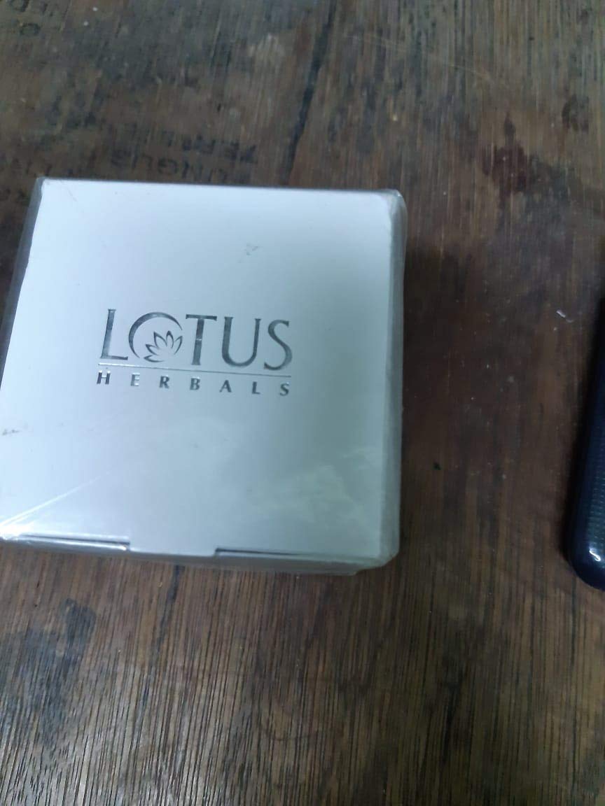 Lotus Herbals Spf 20 Pa+++ White Glow Skin Whitening And Brightening Deep Moisturising Cream 40g (Pack of 1) from Lotus