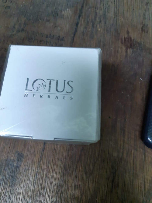 Lotus Herbals Spf 20 Pa+++ White Glow Skin Whitening And Brightening Deep Moisturising Cream 40g (Pack of 1)  from Lotus